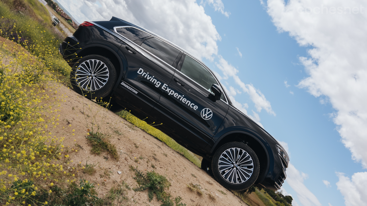 También se prueban los nuevos VW Tiguan y Touareg en una pista off-road.