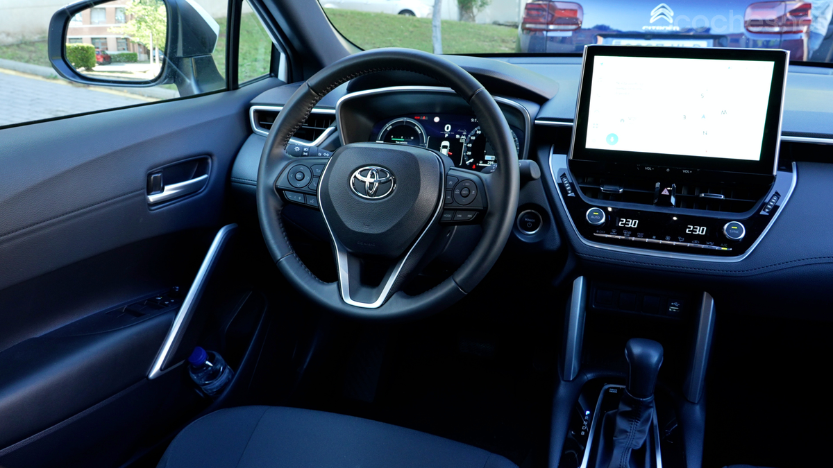 El interior del Corolla Cross luce una presentación similar a la del Corolla, con un diseño sobrio pero bien organizado.