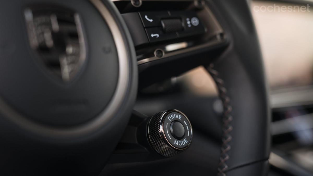 El dial de selección de modos de conducción se ha colocado en el volante, para un manejo más fácil y directo. 