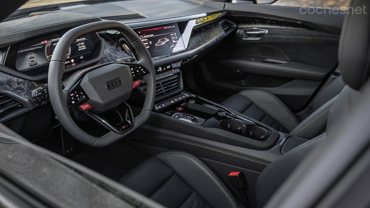 Los detalles personalizados como las costuras en Verde Serpentina, el RS e-tron GT Performance hacen que el interior sea mucho más que un habitáculo.