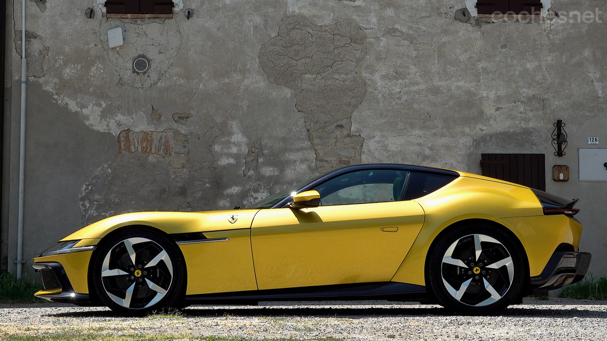 Esta berlinetta de grandes dimensiones se muestra particularmente seductora de perfil. 