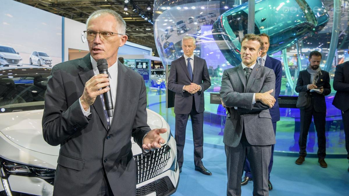 Carlos Tavares, en una imagen de 2022 en el Salón de Paris, junto con el presidente francés Emmanuel Macron.