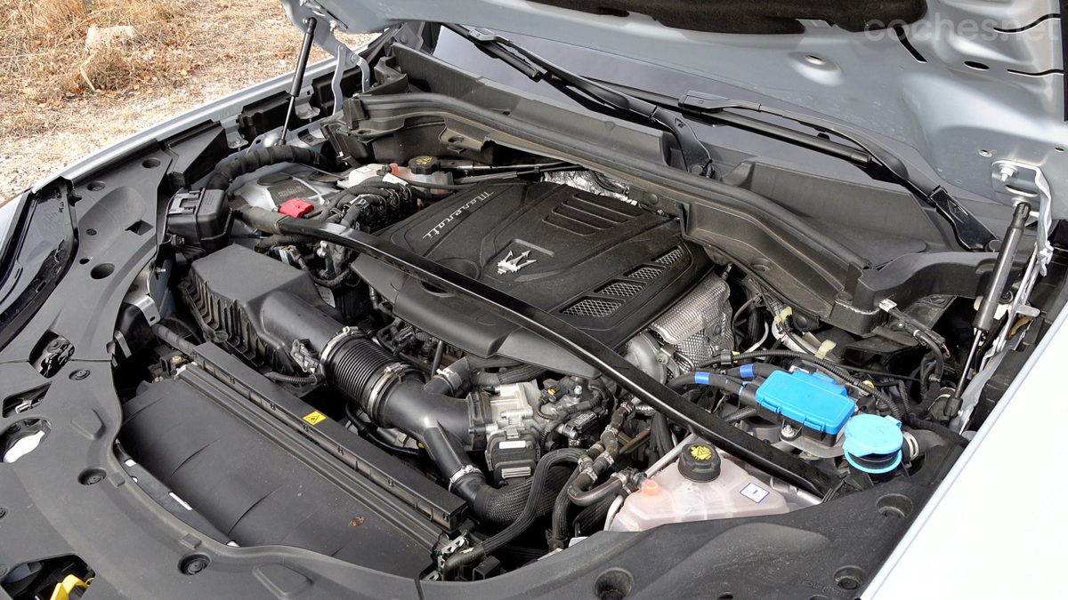 Provoca extrañeza hallar un motor 2.0 turbo de 4 cilindros al levantar el capó de un Maserati. Además es híbrido.