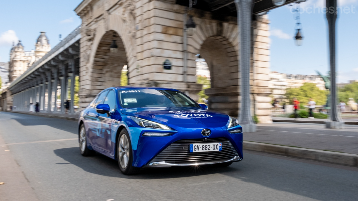 Aunque la tecnología de pila de combustible parece "encajar" más con el transporte pesado, Toyota comercializa actualmente el sedán Mirai.