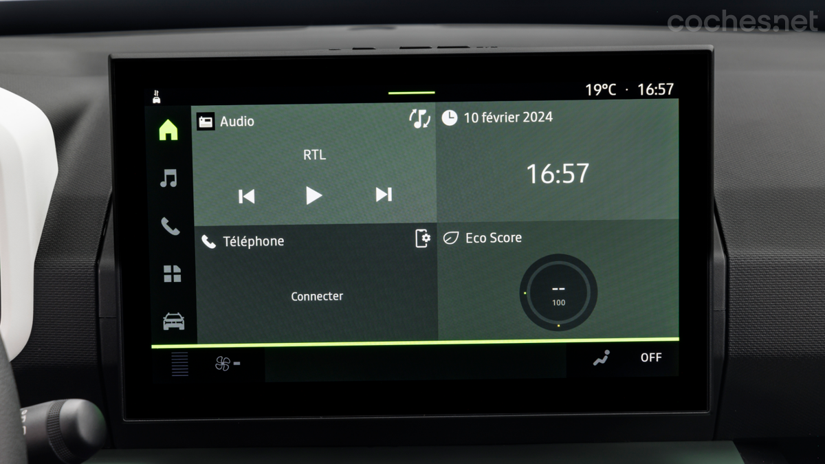 La nueva pantalla central del Dacia Spring incluye navegador y conexión inalámbrica de móviles.