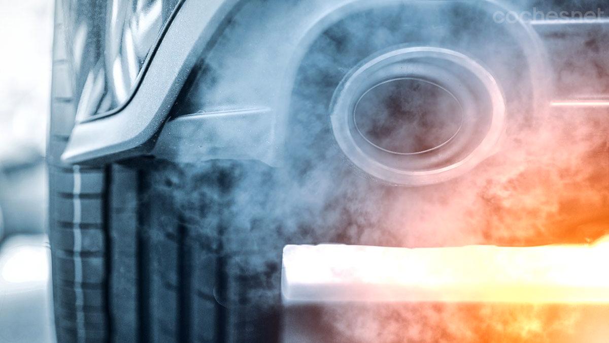 El humo azul, acompañado de olor, nos avisa de problemas con el aceite de nuestro coche. 