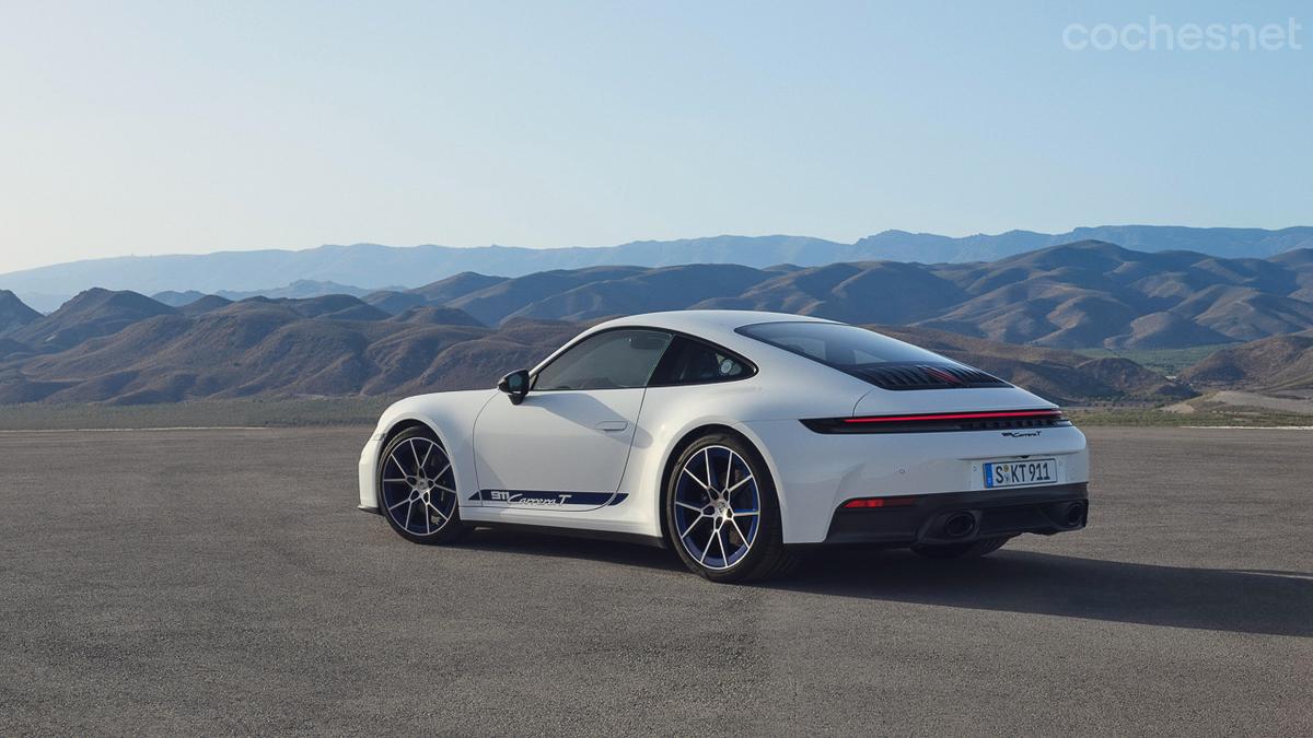 El Porsche 911 Carrera T destaca por sus detalles en Vanadium Grey y llantas de aleación ligera de 20 y 21 pulgadas.