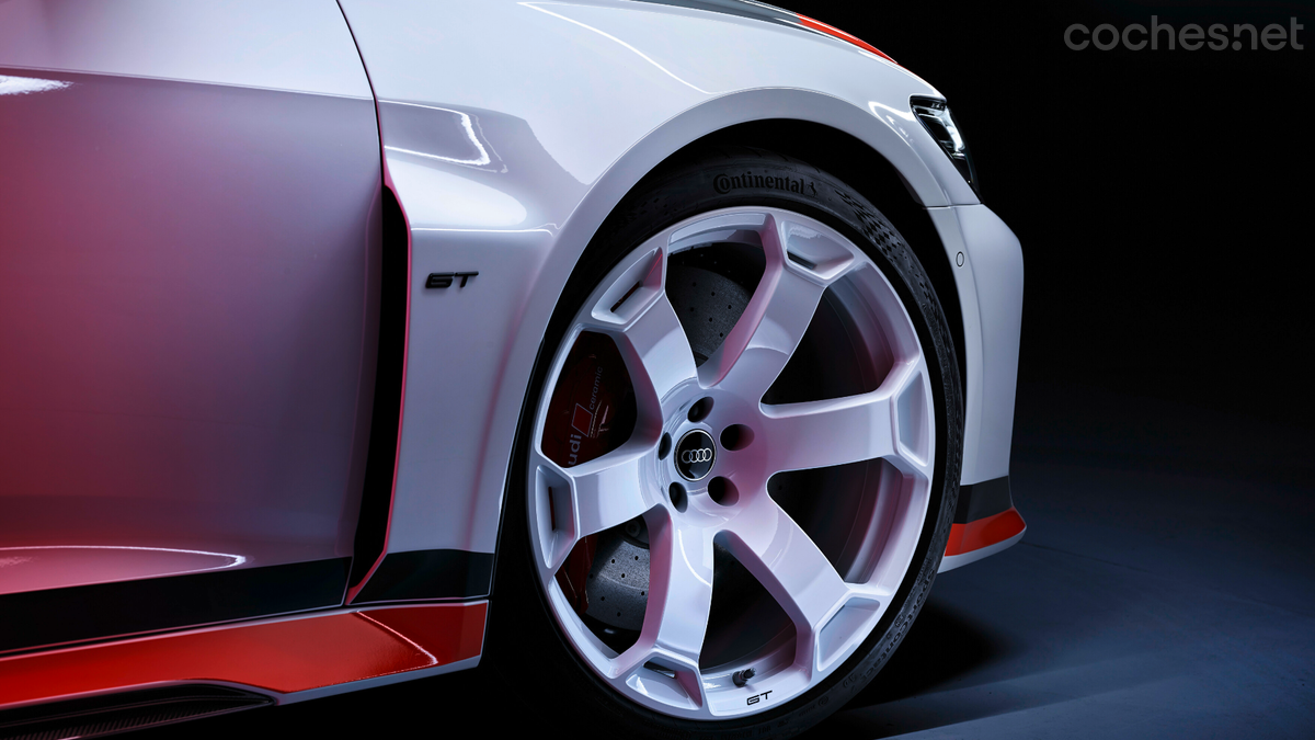 Las llantas de 22 pulgadas con neumáticos Continental SportContact 7 son uno de los detalles que marcan la diferencia en esta versión. 