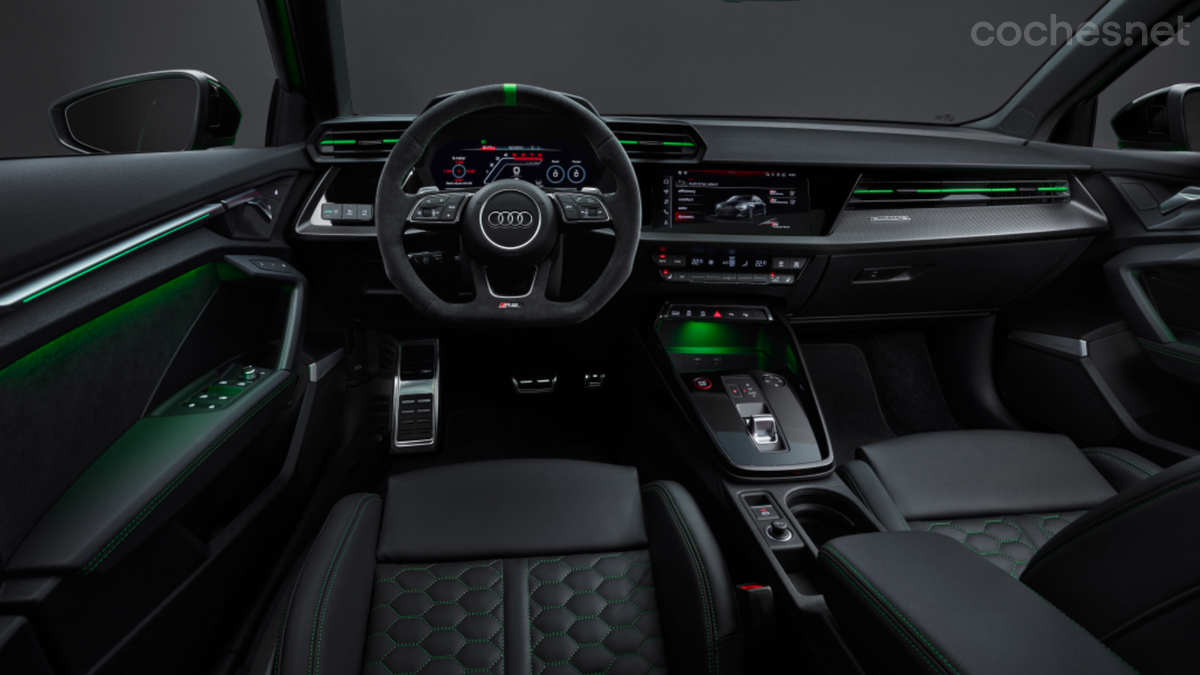 Tonos negros, contrastes en color y una ambientación deportiva y futurista: eso es lo que hallaremos al sentarnos en el Audi RS 3.