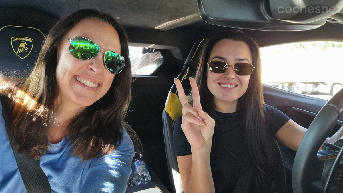 Desde el lanzamiento del Urus en 2018, el número de clientes femeninos ha crecido del 3 al 10%. En la foto con mi compañera de conducción Becky Evans.