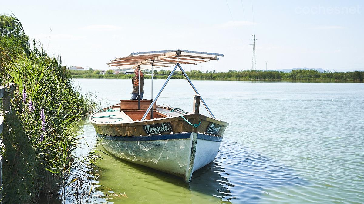 Imprescindible darse un paseo en barca por el Parque Natural de L’Albufera de Valencia y degustar una auténtica paella valenciana.
