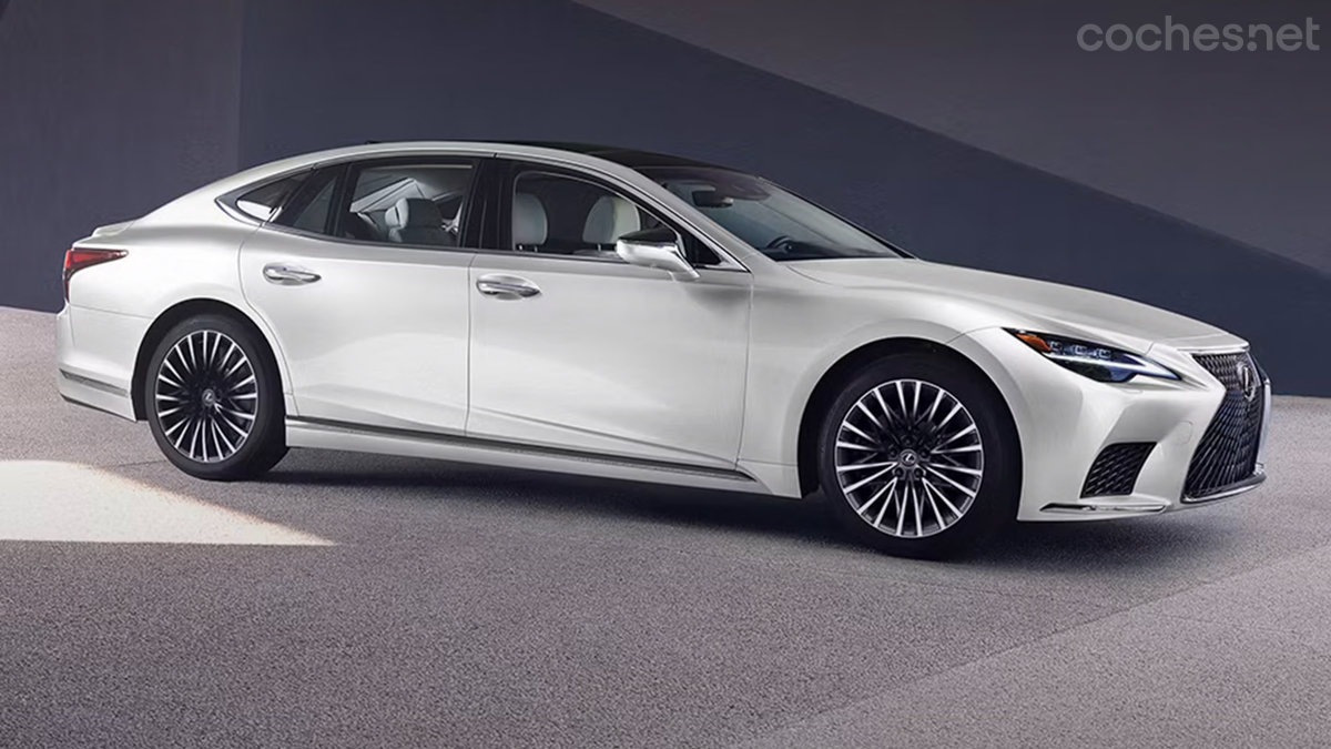 El Lexus LS 2025 presenta un diseño renovado con llantas de 20 pulgadas y pantalla digital de 12,3" con tecnologías avanzadas