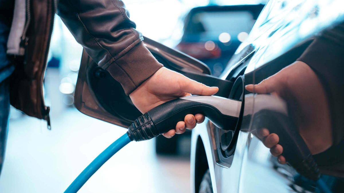 Francia destaca con ayudas y un sistema de leasing asequible para coches eléctricos.