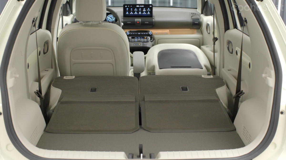 El maletero es propio de un coche del segmento B y pueden abatirse los asientos traseros e incluso los delanteros.