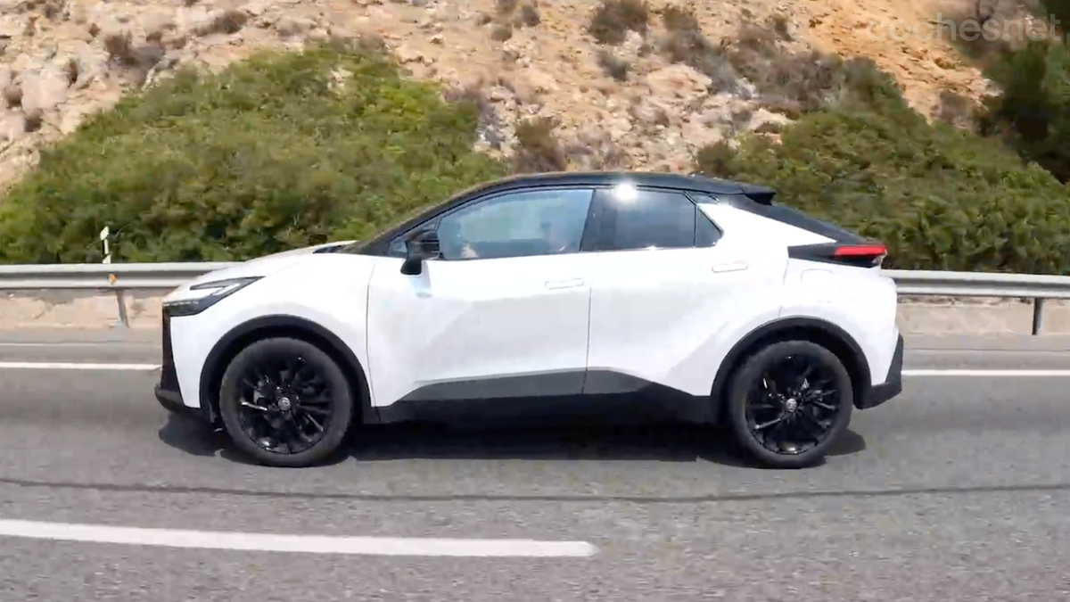 El Toyota C-HR 220PH es un coche cómodo y silencioso, especialmente cuando rueda en modo EV. En autopista se percibe aplomado y confortable. 