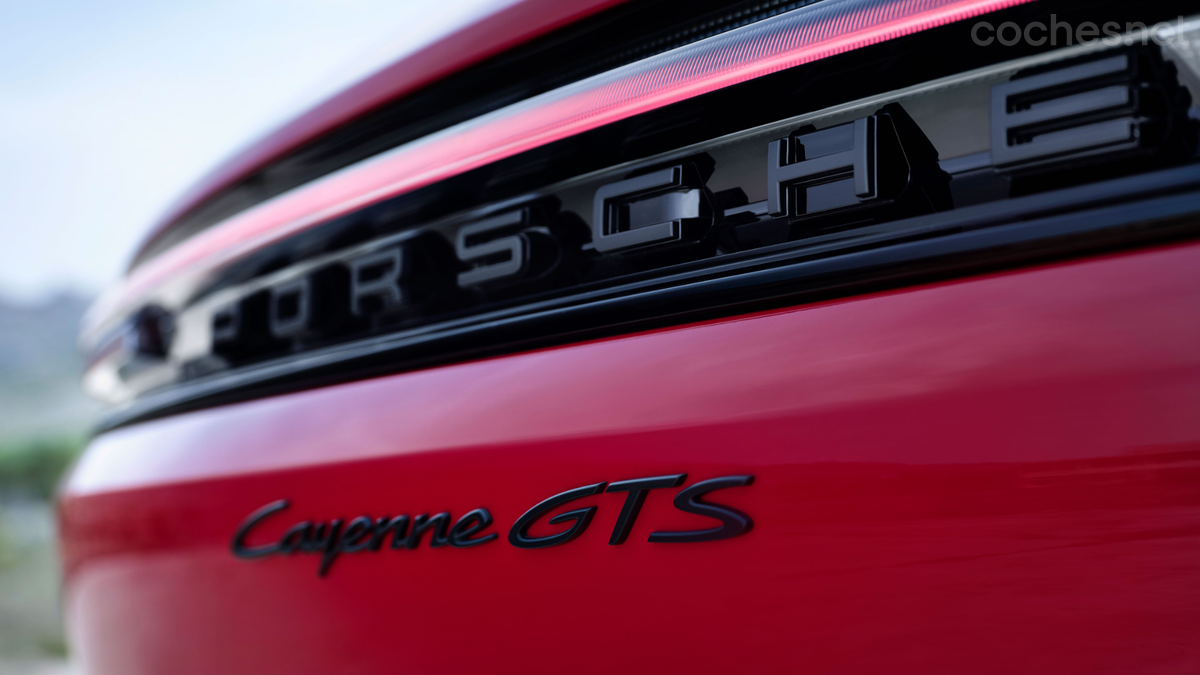 El Porsche Cayenne GTS es reconocible por las letras Cayenne GTS de color negro en el portón y en los laterales. 