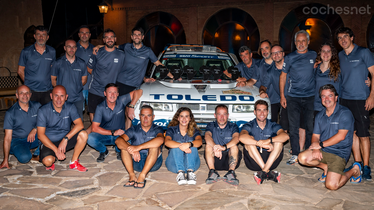 Foto de grupo del equipo Seat Coches Históricos con el Toledo vencedor del rally. Correr con ellos es siempre una garantía.