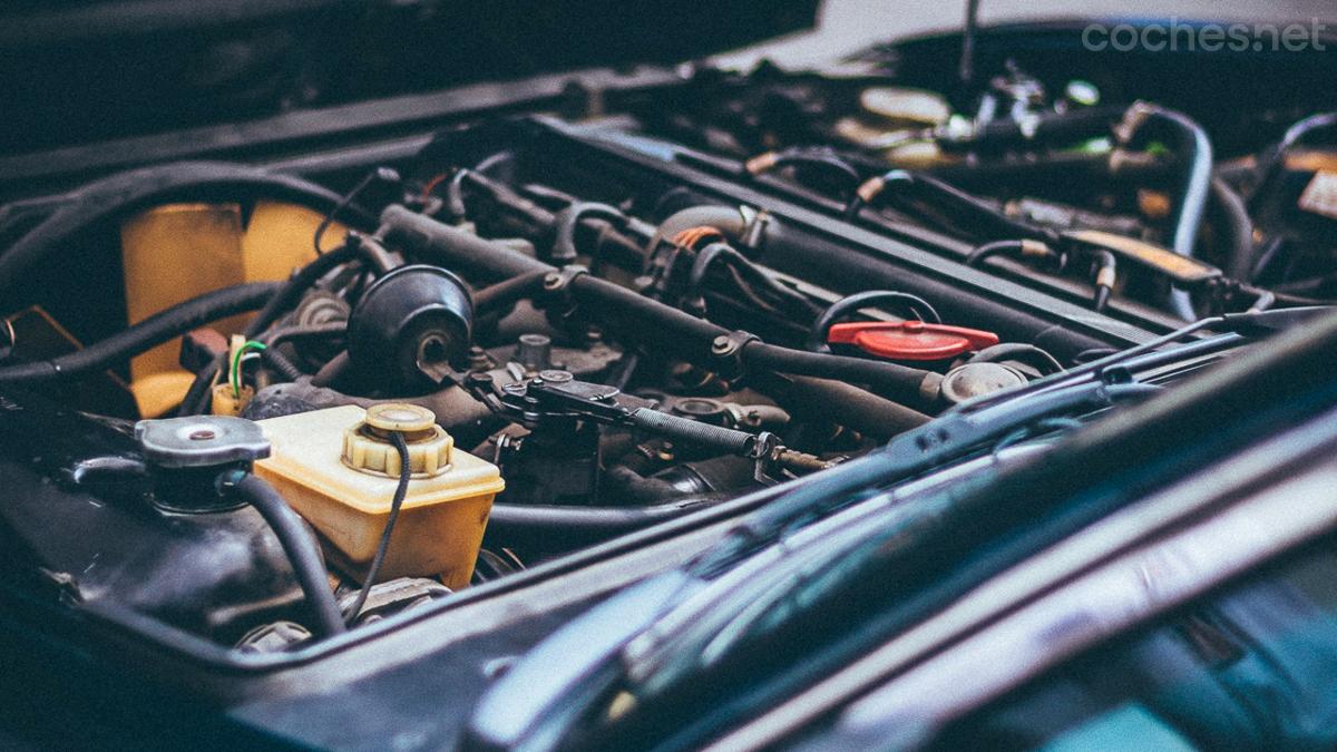 Comprueba el nivel del refrigerante regularmente para mantener tu coche en óptimas condiciones.