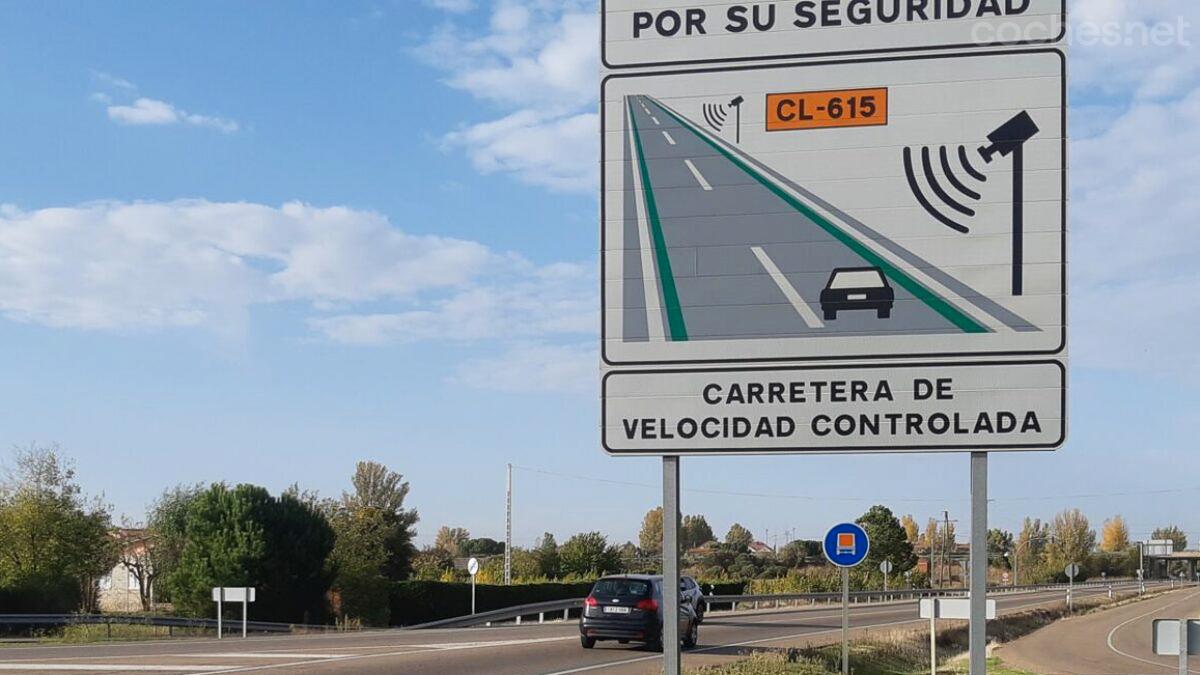 Detalle de la señalética de la carretera CL-615 con radar de control de tramo.