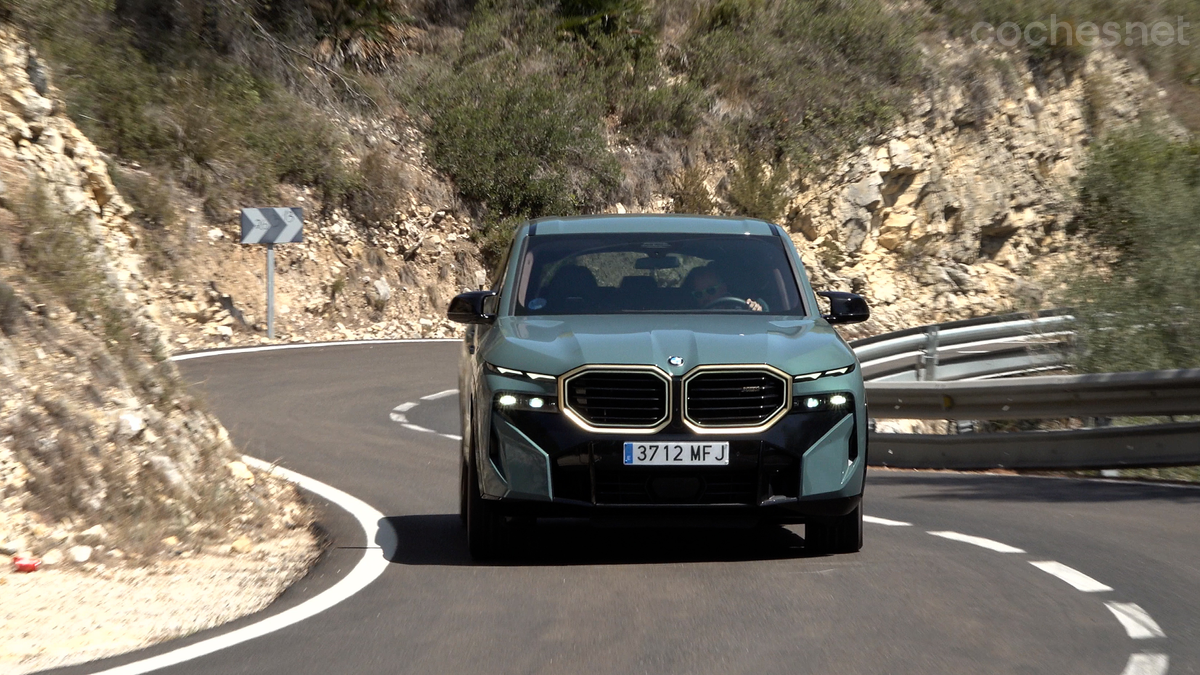 Este SUV va mejor en carretera de montaña de lo esperado. Su tecnología de chasis hace posible una conducción bastante ágil. 