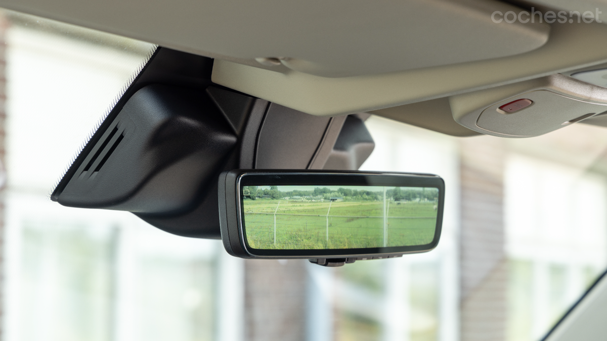 El retrovisor interior digital permite una buena visibilidad trasera y ayuda en las maniobras