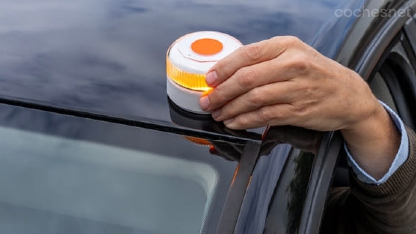 Europa cuestiona la obligación de la baliza V16 en España | Noticias  coches.net