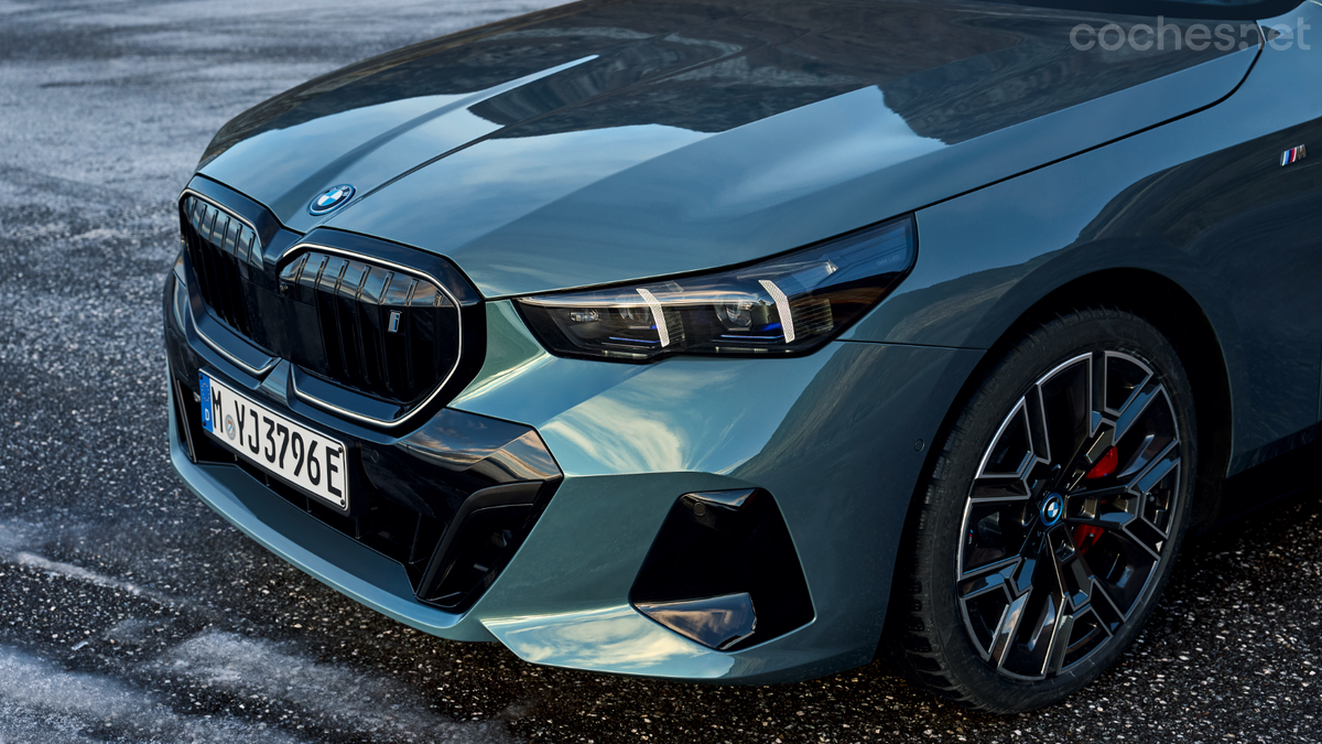 El frontal está protagonizado por la parrilla de doble riñón, que se adapta en las versiones eléctricas, y que puede llevar iluminación opcional BMW Iconic Glow 