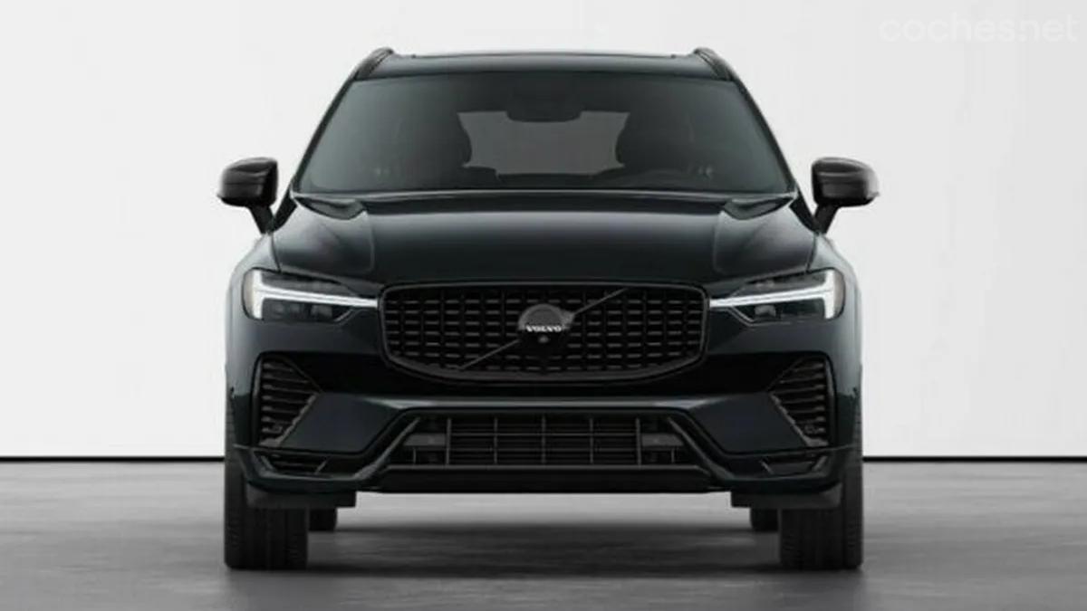 Todos los elementos de diseño del exterior son negros, lo que resalta aún más la firma lumínica característica de Volvo