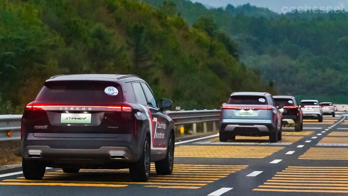 El autopista, el modo híbrido da protagonismo al motor gasolina que, a su vez, va ayudando a regenerar la batería