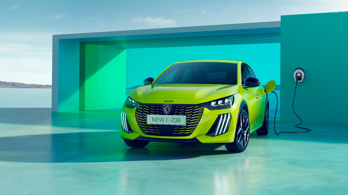 El nuevo Peugeot e-208 2023 llega al mercado con un frontal rediseñado que luce el nuevo logo de la marca