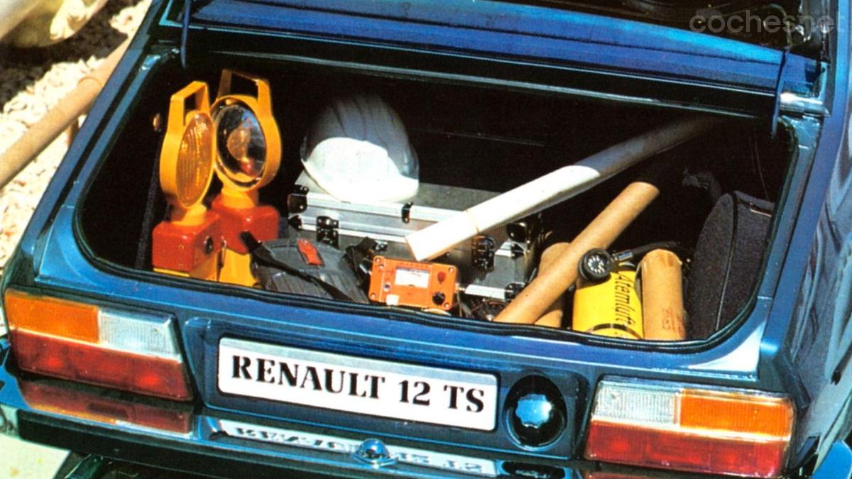El maletero del Renault 12 (en la imagen una unidad TS española de después del rediseño de 1975) tenía una capacidad solo correcta.