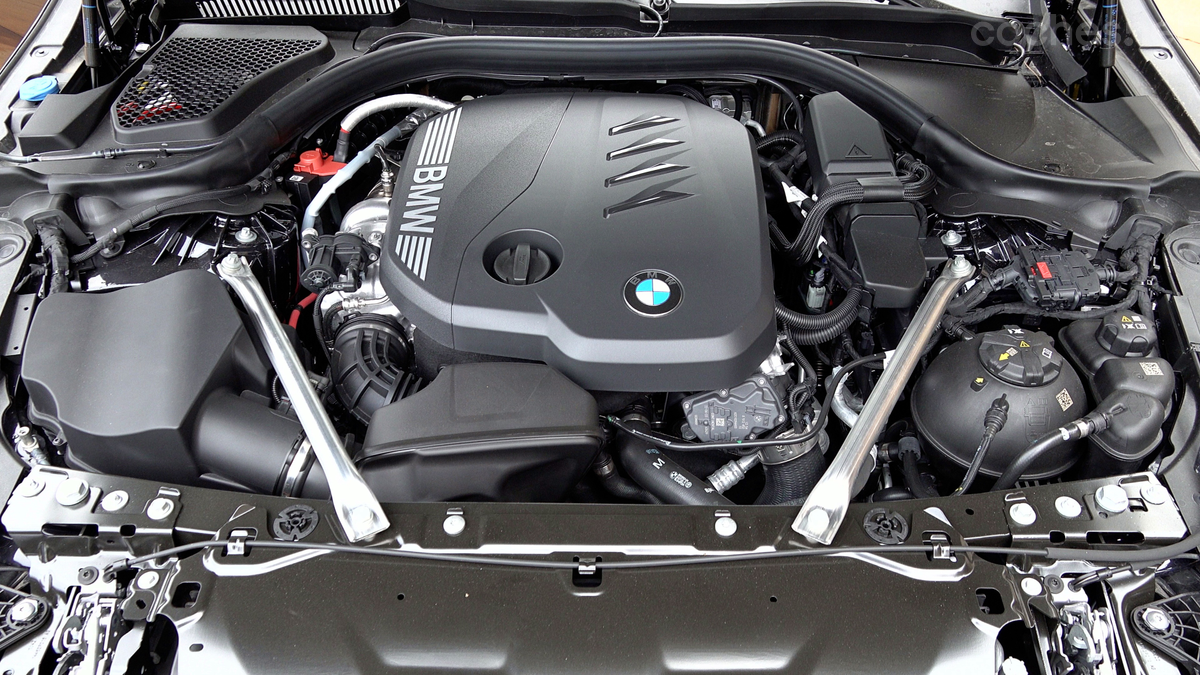 El conocido turbodiésel de dos litros se integra en un sistema de hibridación ligera que otorga a este BMW la etiqueta Eco.