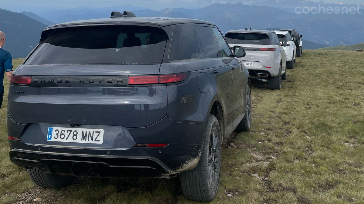 La búsqueda de la cima más alta es uno de los objetivos que puedes plantearte perfectamente con un Range Rover o un Range Rover Sport. Solo hay que cuidar la carrocería ya que el chasis permite un 4x4 bastante extremo. 