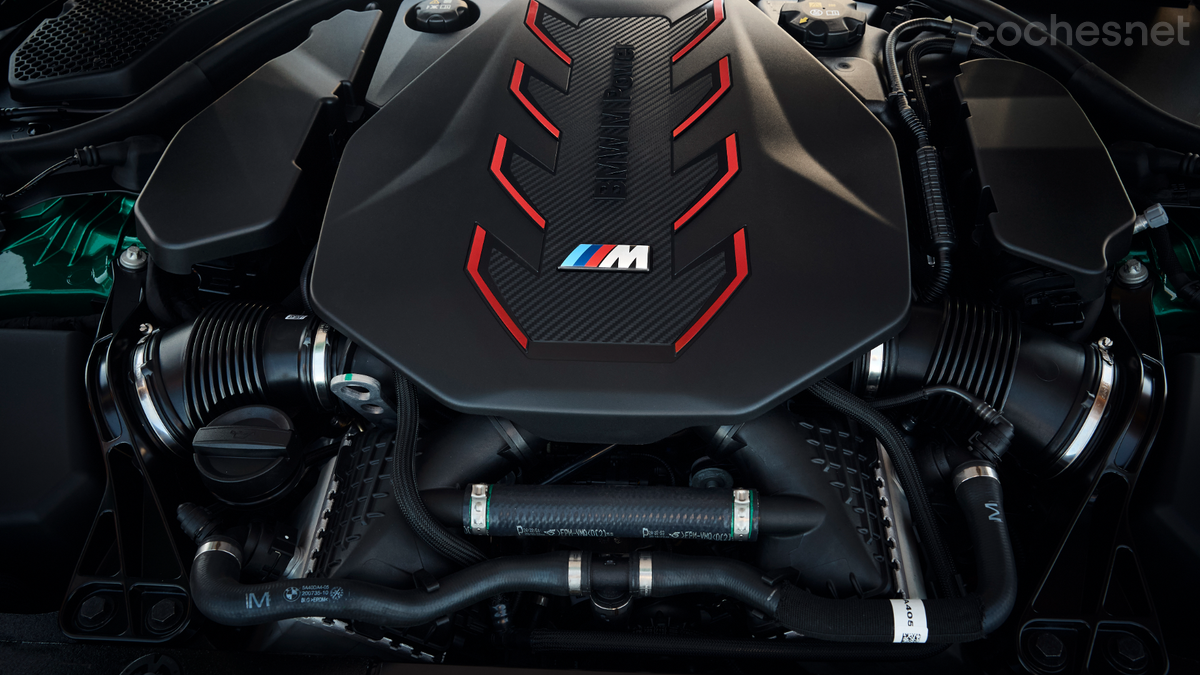 Su motor V8 M TwinTurbo de 4.4 litros ha sido electrificado, ofrece 727 CV y más de 1.000 Nm de par