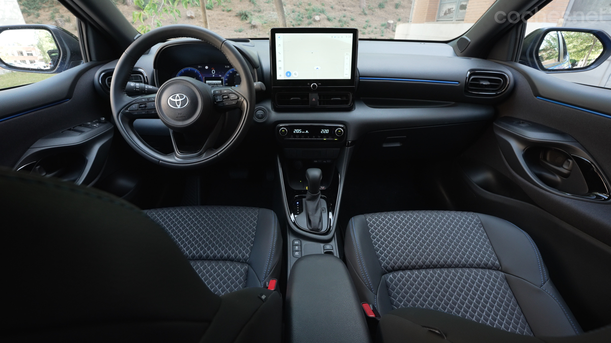 El conocido salpicadero del Toyota Yaris se ve moderno, actualizado y bien terminado.La pantalla digital central es de mayor tamaño que la del MG.