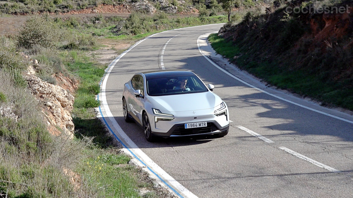 Incluso en esta versión "base", con suspensiones y frenos de serie, el Polestar 4 fluye por la carretera con gran naturalidad.