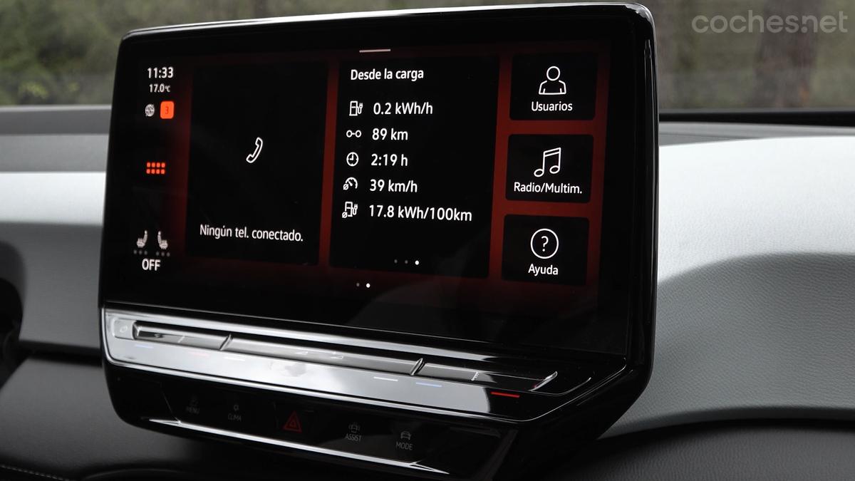 La pantalla central del Volkswagen también tiene un buen tamaño y unos menús intuitivos. El climatizador se maneja de forma digital, como en sus rivales. 
