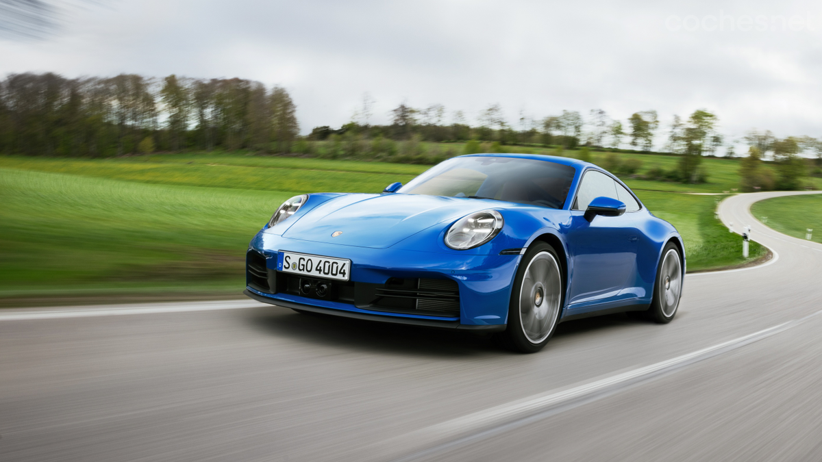 El Porsche 911 Carrera conserva el motor de tres litros biturbo sin ningún tipo de electrificación.