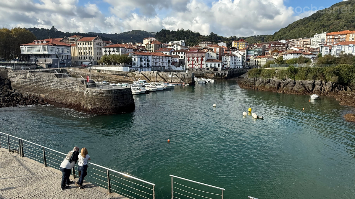 El pequeño pueblo de Ondarroa, de menos de 2.000 habitantes tiene este coqueto puerto protegido de la bravura del Cantábrico.