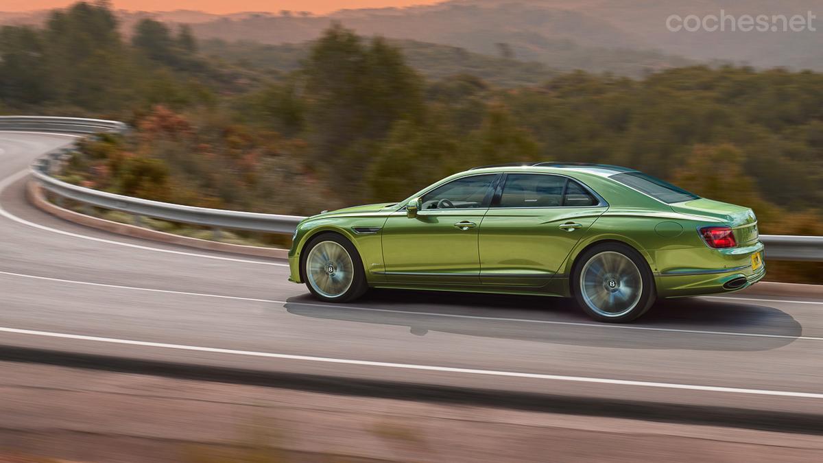 Potencia y eficiencia unidas: el tren motriz híbrido del Flying Spur lidera el camino hacia el lujo sostenible.