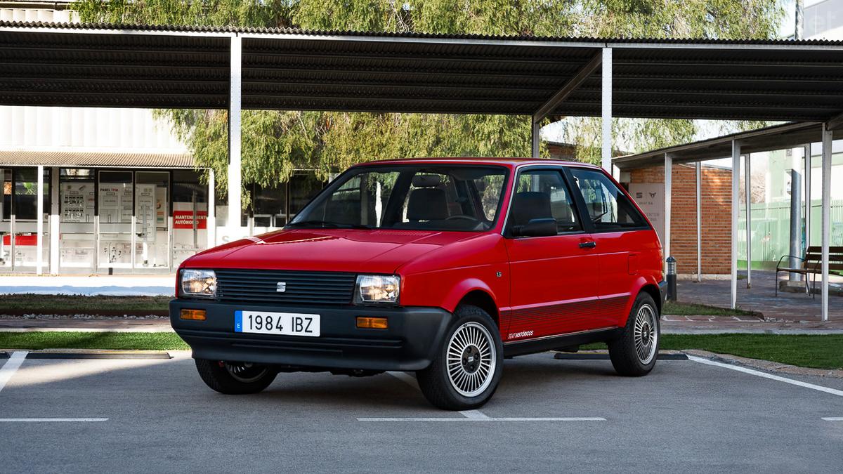 El primer Seat Ibiza, un icono de diseño y tecnología española, marcando un nuevo comienzo en 1984.