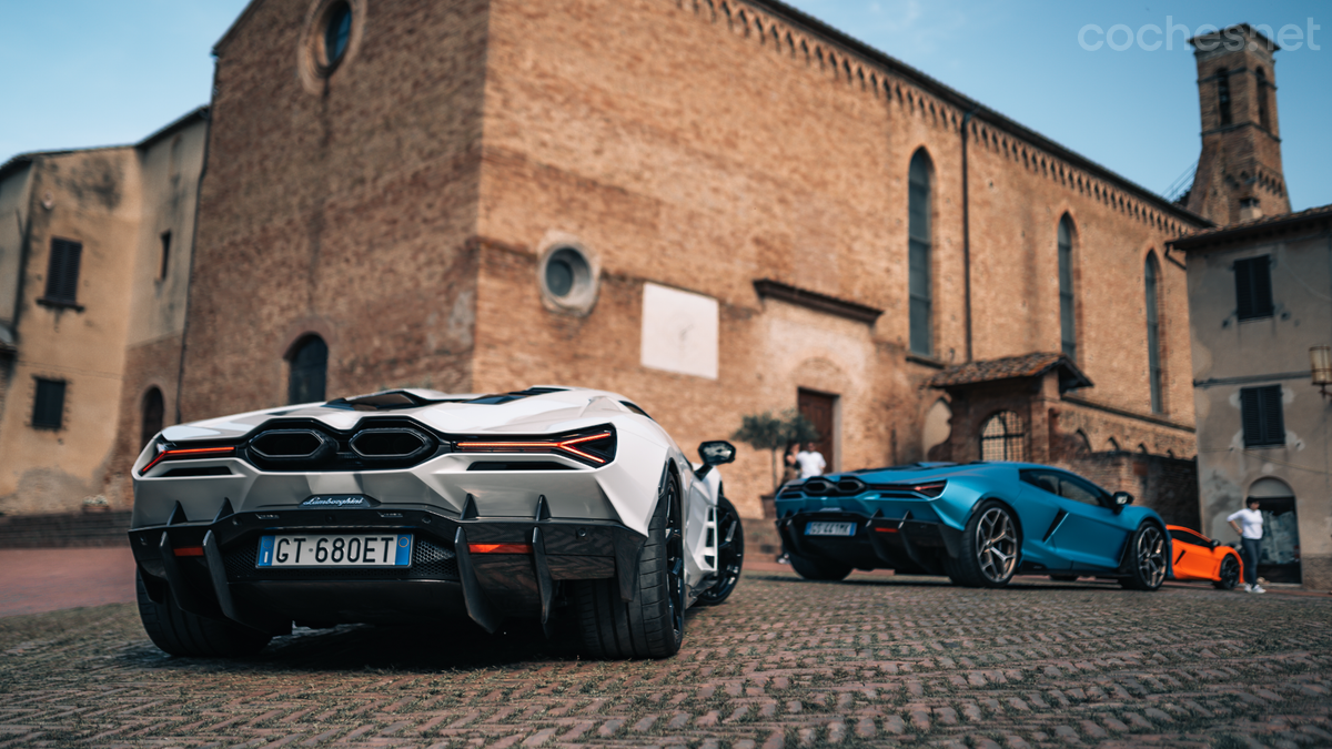 Ruta por La Toscana al volante de un Lamborghini Revuelto, el primer híbrido enchufable superdeportivo de la marca italiana.