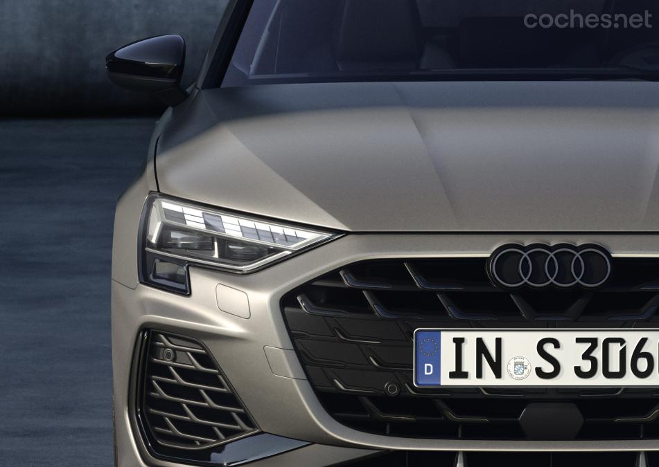 La típica parrilla de Audi tiene un nuevo diseño, y es un poco más grande. Las luces LED diurnas pueden personalizarse con varios dibujos. 