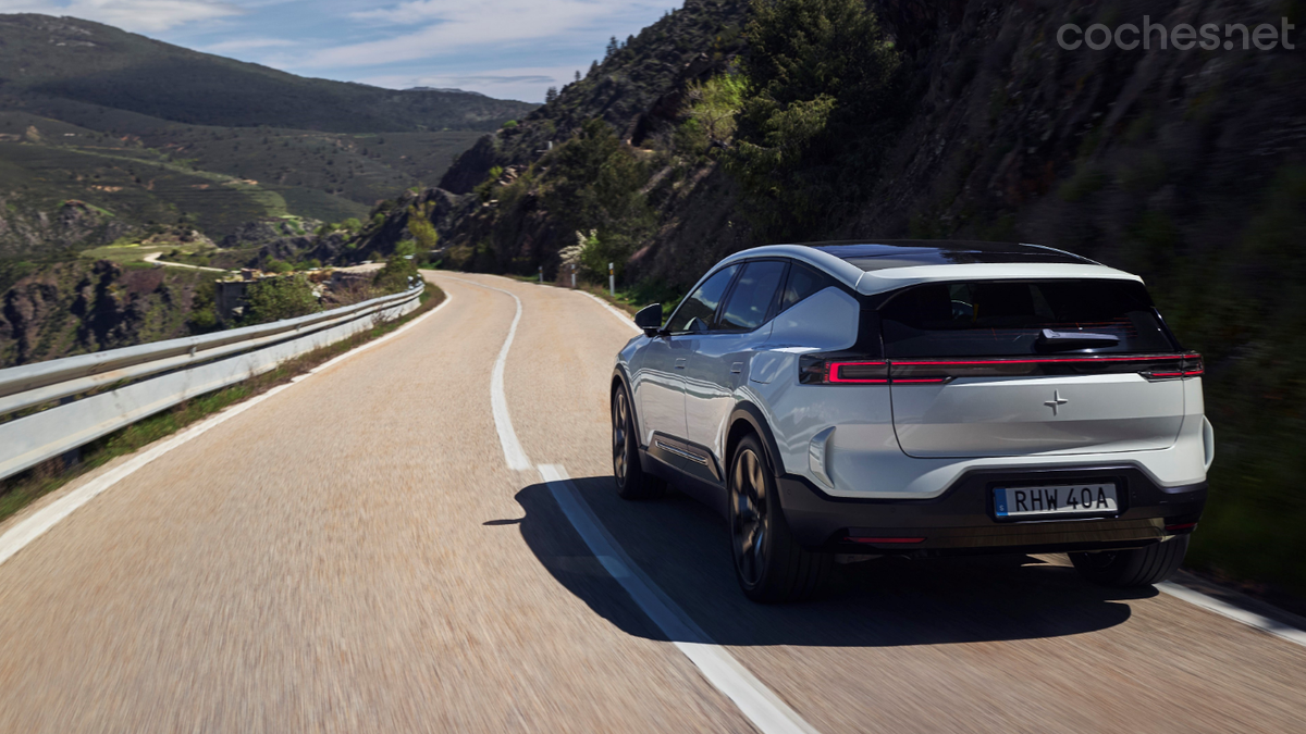 En carretera de montaña, el Polestar 3 no parece pesar lo que pesa y destaca por su agilidad y su buena frenada.