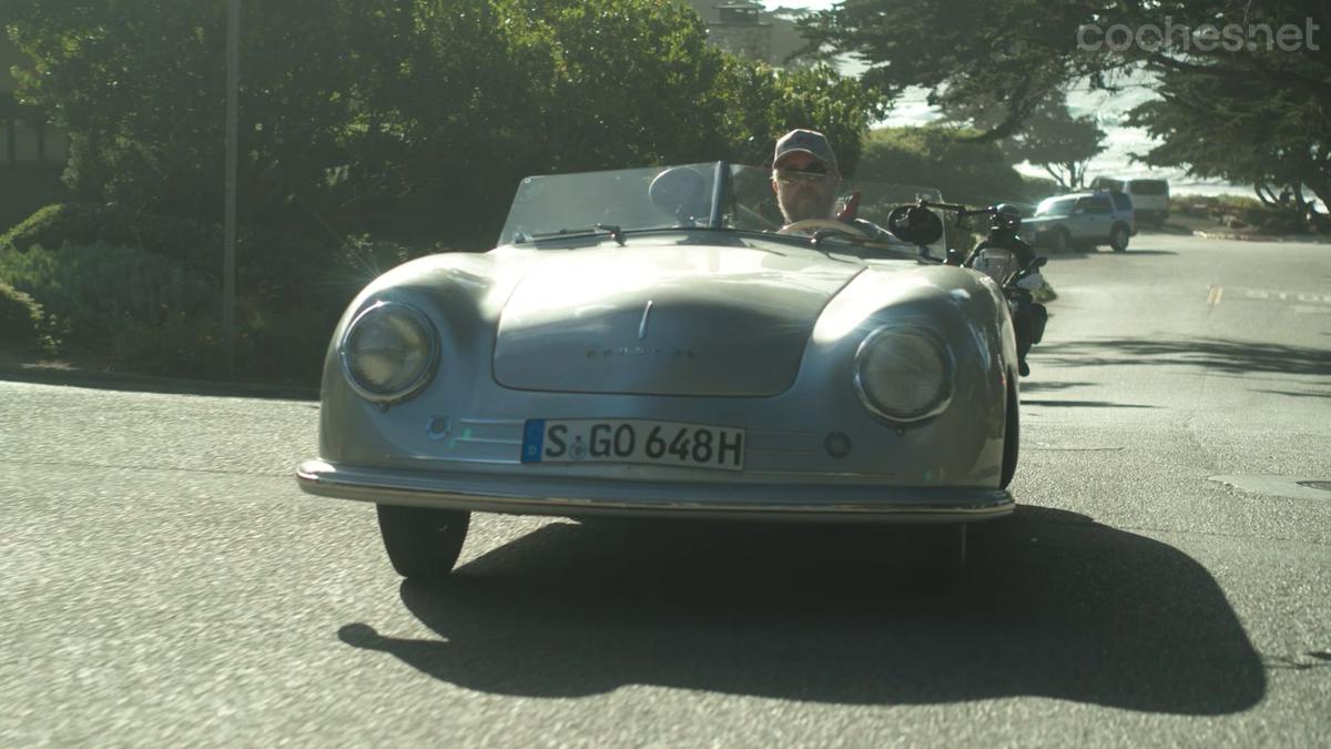 Al volante del Porsche 356 Nr1 en Monterey, California.