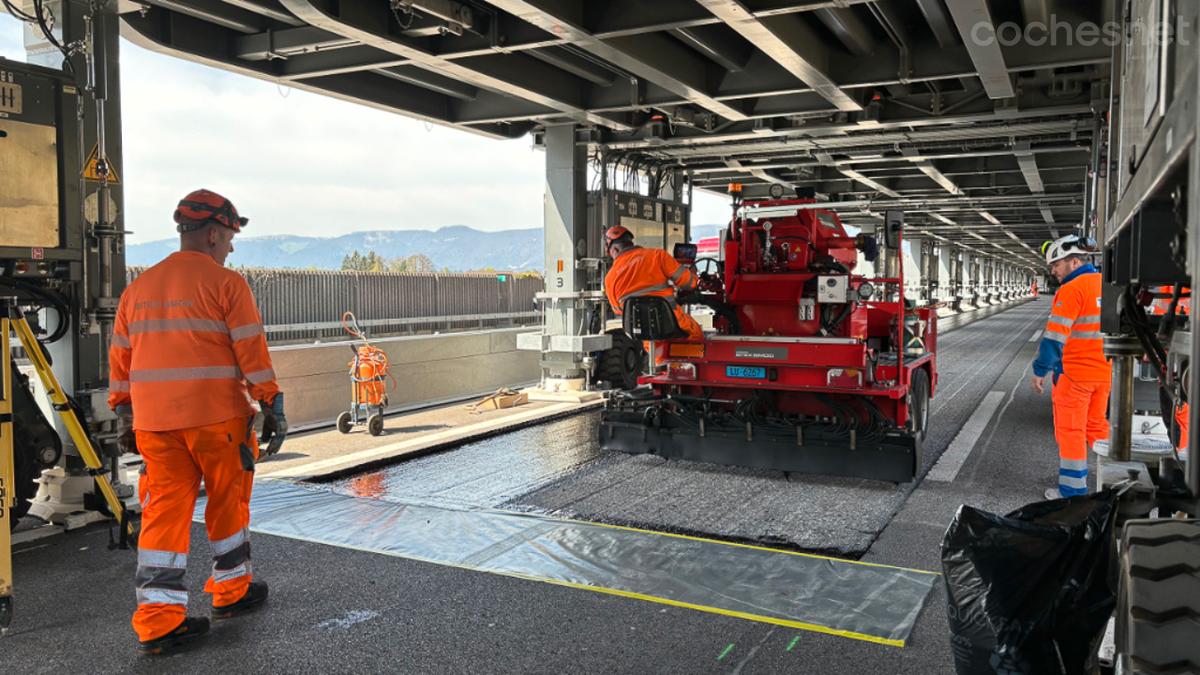 En resumen: es un puente móvil que permite la realización de obras bajo la circulación continua de vehículos.