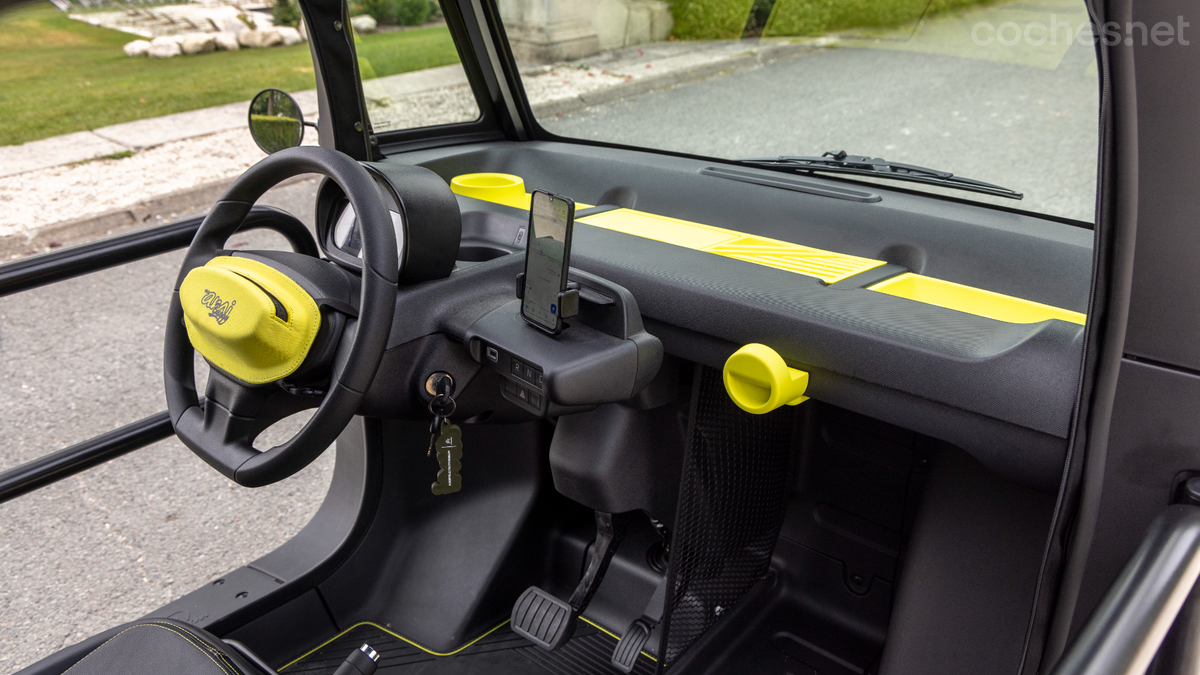 El interior del Citroën My Ami Buggy es simple, pero muy funcional. Los detalles en amarillo forman parte de esta versión construida en serie limitada. 