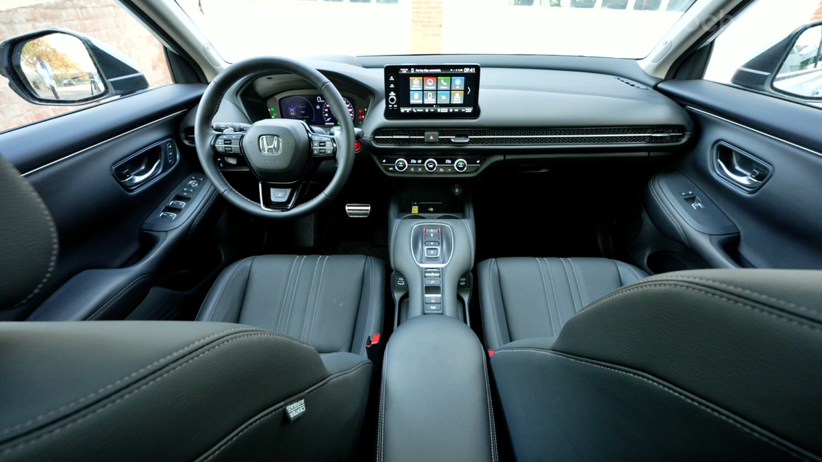 El diseño interior es el mismo que el del Honda Civic. Sólo cambia la consola central, más alta y sin palanca de cambios.