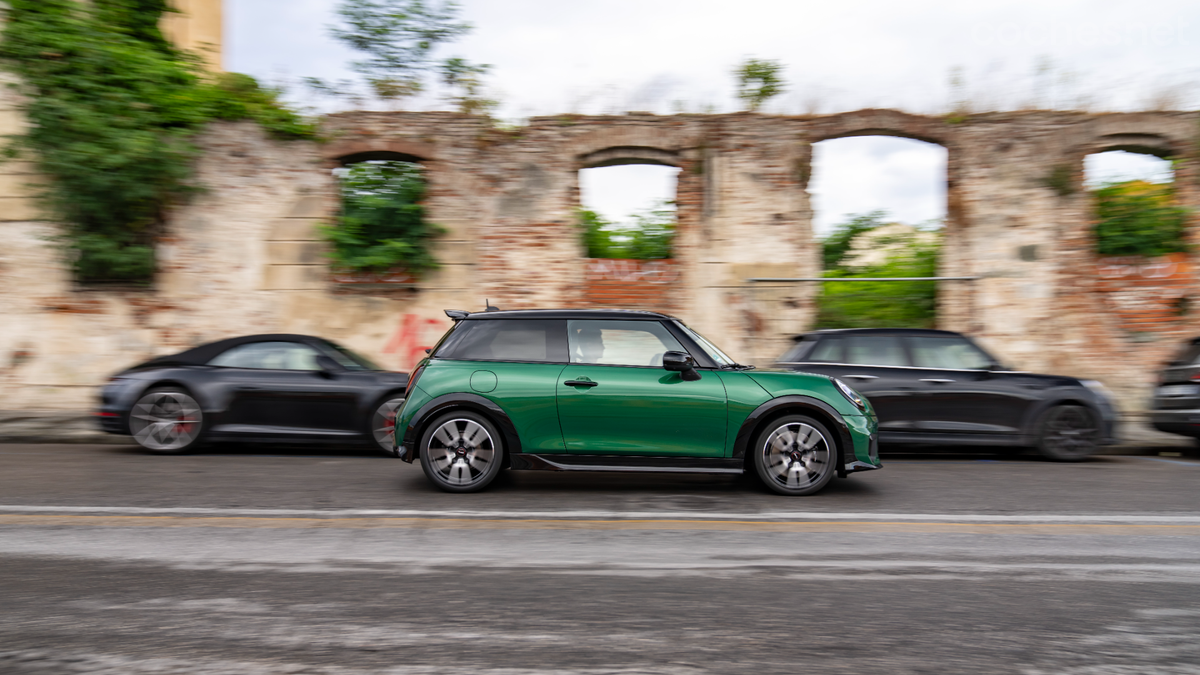 El acabado John Cooper Works enfatiza la imagen deportiva de Mini, pero mantiene las mismas prestaciones que el Mini Cooper S 5 puertas