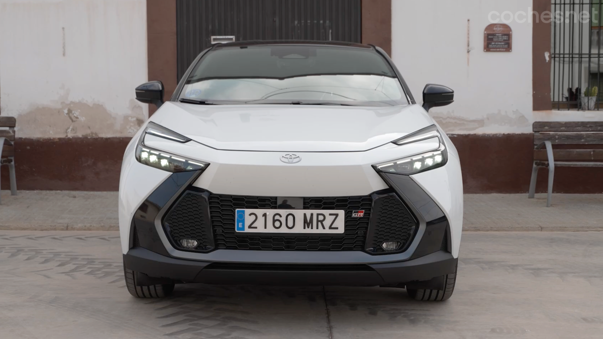 Esta versión híbrida enchufable del Toyota C-HR es muy competitiva en cuanto a economía de uso diaria, gracias a su autonomía eléctrica. 